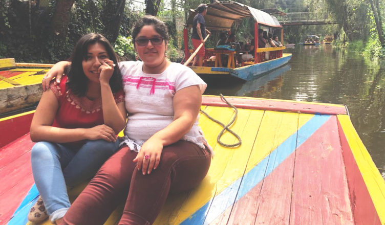 Pamela Pulido y Francesca Elizarraraz, fundadoras de Colectiva Caóticas, durante el taller feminista #AmigaDateCuenta en una trajinera de Xochimilco (México). Ruth de Frutos
