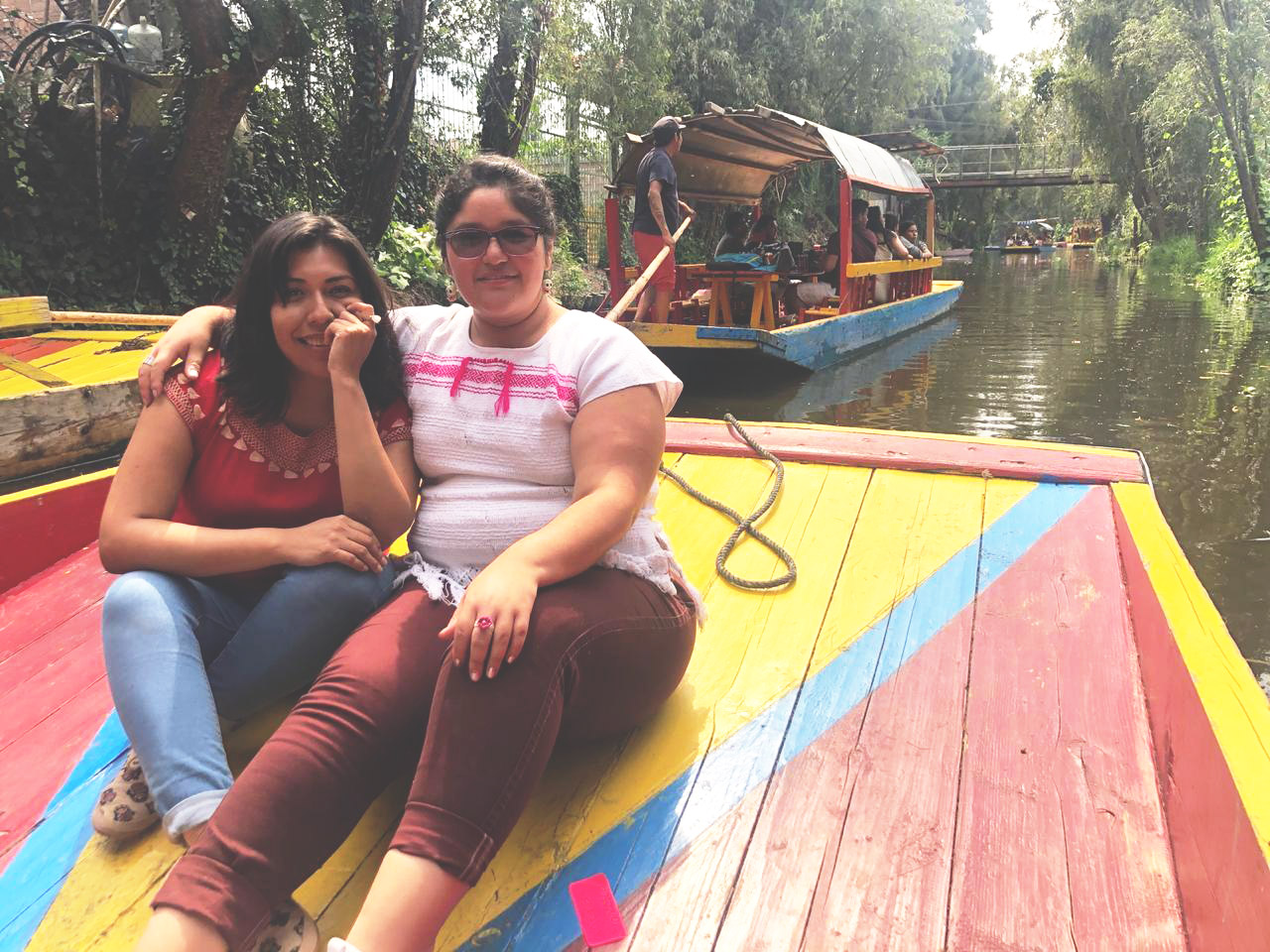 Pamela Pulido y Francesca Elizarraraz, fundadoras de Colectiva Caóticas, durante el taller feminista #AmigaDateCuenta en una trajinera de Xochimilco (México). Ruth de Frutos
