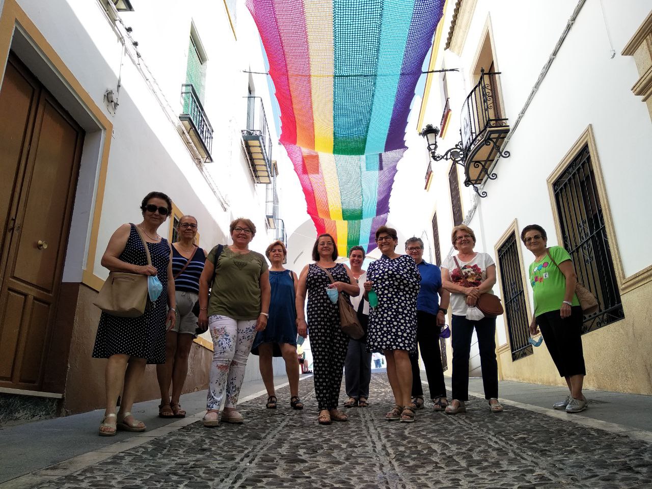 Orgullo de pueblo: Más de 50 metros de bandera LGTBI hecha con croché