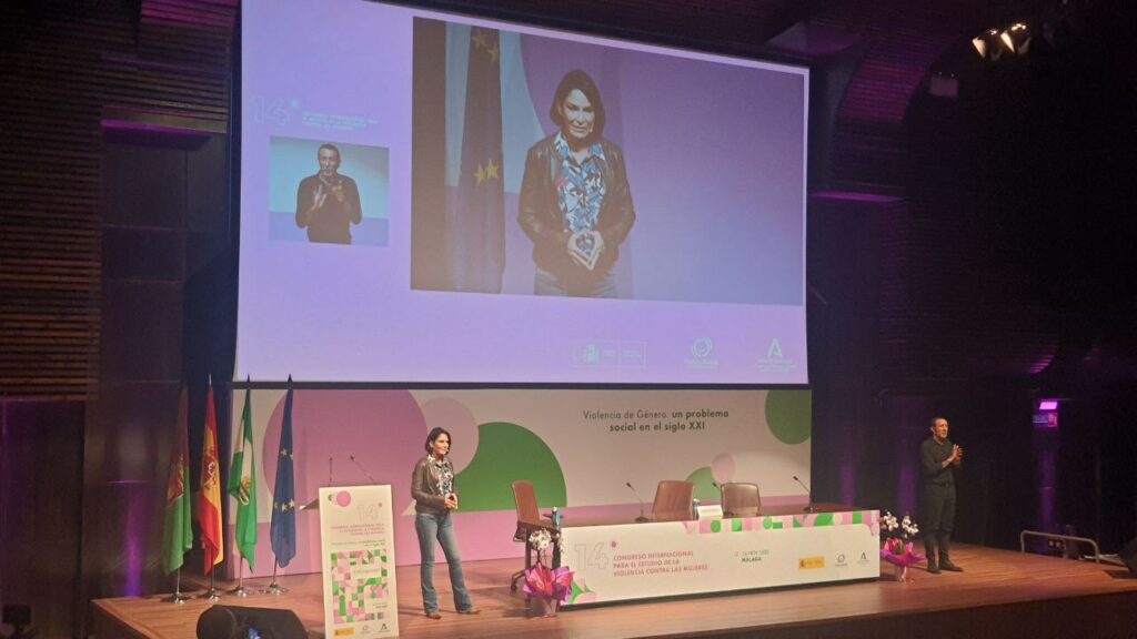 Lydia Cacho durante su conferencia inaugural del XIV Congreso Internacional de Estudio contra la Violencia de Género en Málaga./ Ruth de Frutos.
